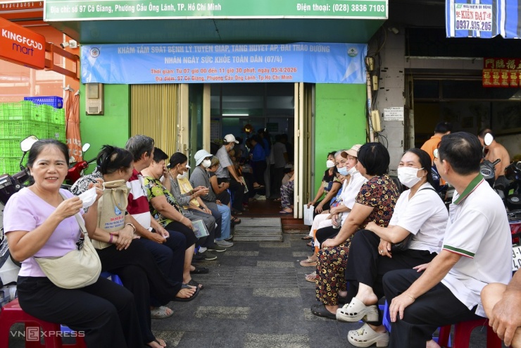 Cách đó khoảng 14 km, tại trạm y tế phường Cầu Ông Lãnh cũng đông đúc người cao tuổi tới khám. Trạm thực hiện khám tuần soát bệnh lý tuyến giáp, tăng huyết áp và đái tháo đường cho 100 người dân.