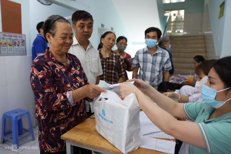 Tại trạm y tế phường Tăng Nhơn Phú, người dân mất khoảng một tiếng để xong các bước khám, tầm soát, xét nghiệm. Mỗi người khi ra về được tặng một phần quà cùng tiền, tổng giá trị khoảng 400.000 đồng.