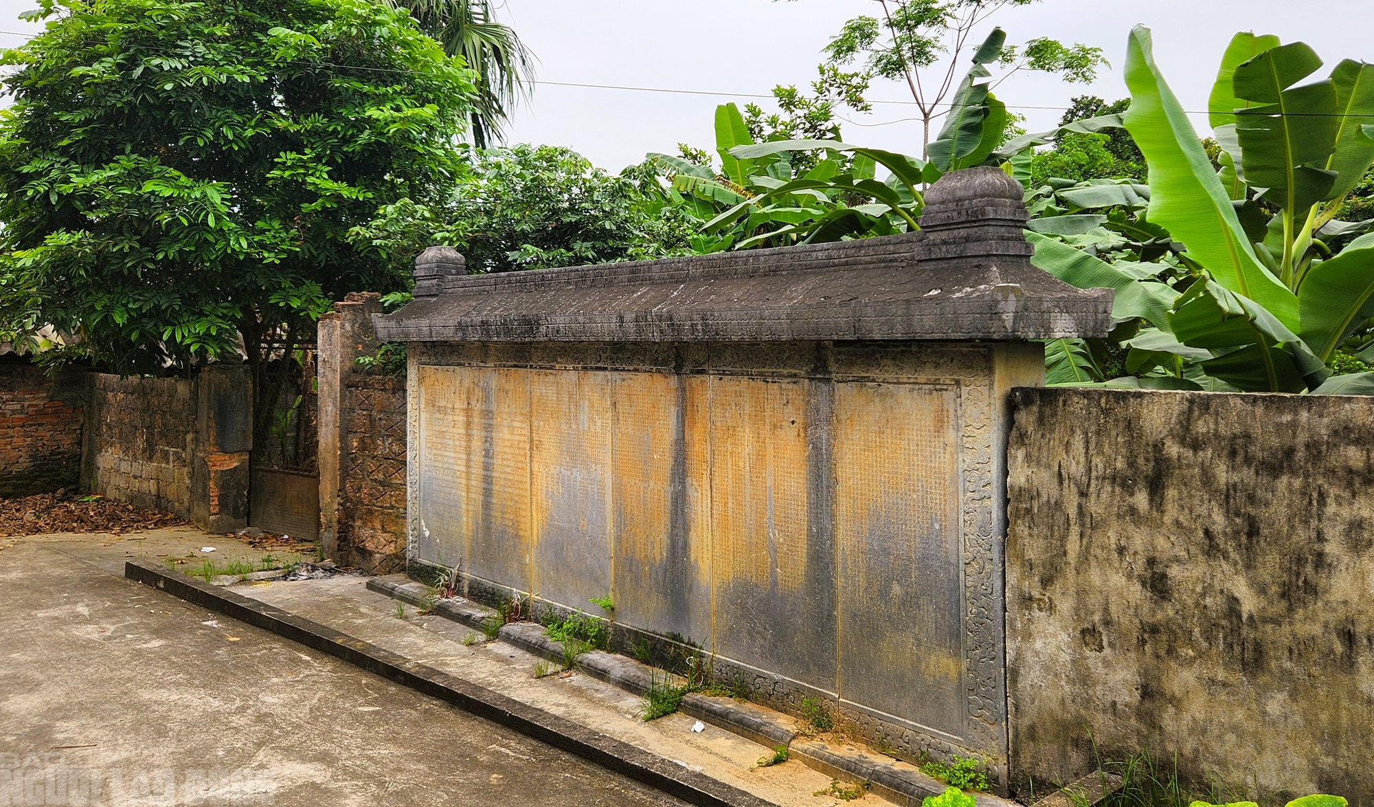 Bia cổ hơn 300 năm ở Thanh Hóa thành tường rào nhà dân - Ảnh 2.