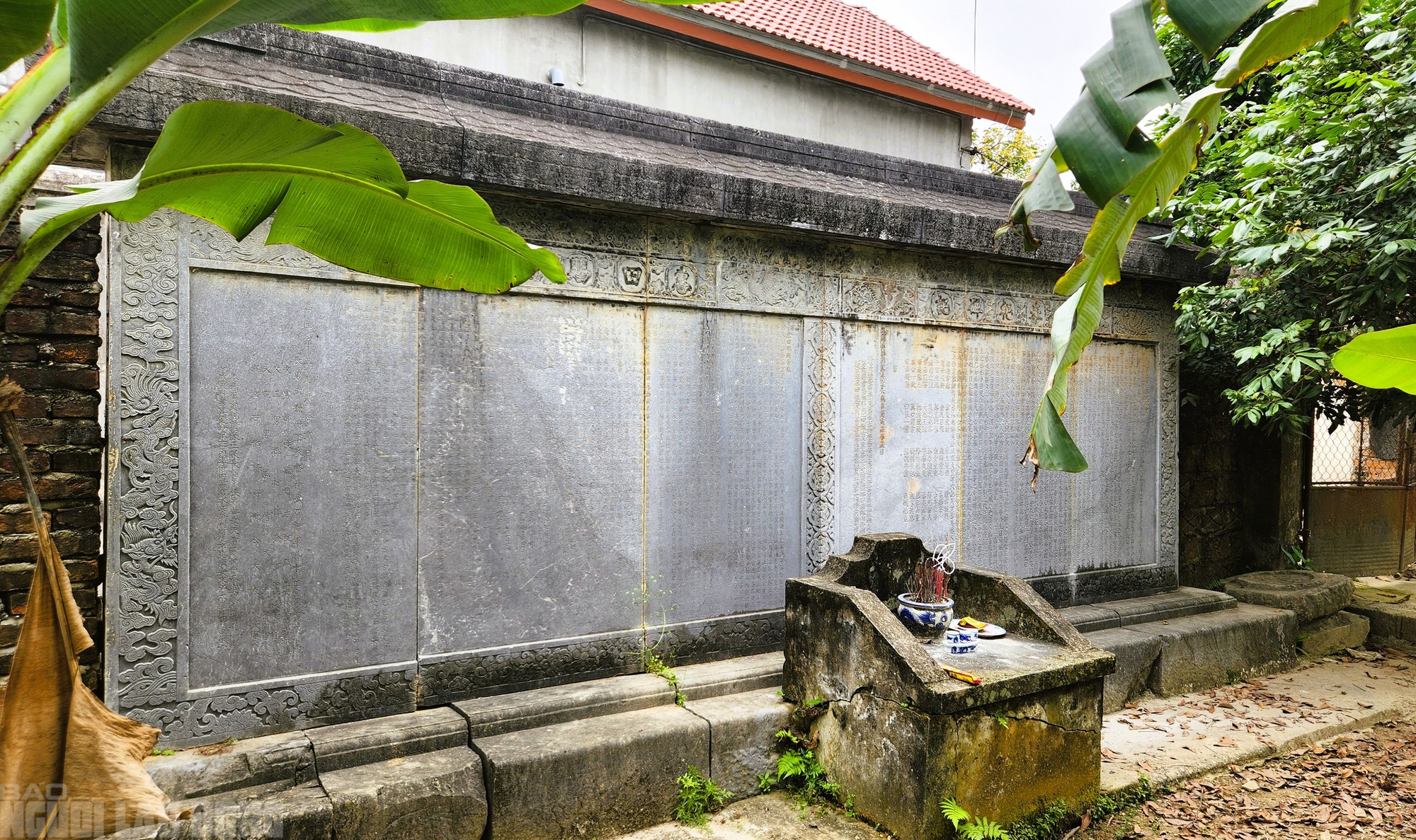 Bia cổ hơn 300 năm ở Thanh Hóa thành tường rào nhà dân - Ảnh 4.