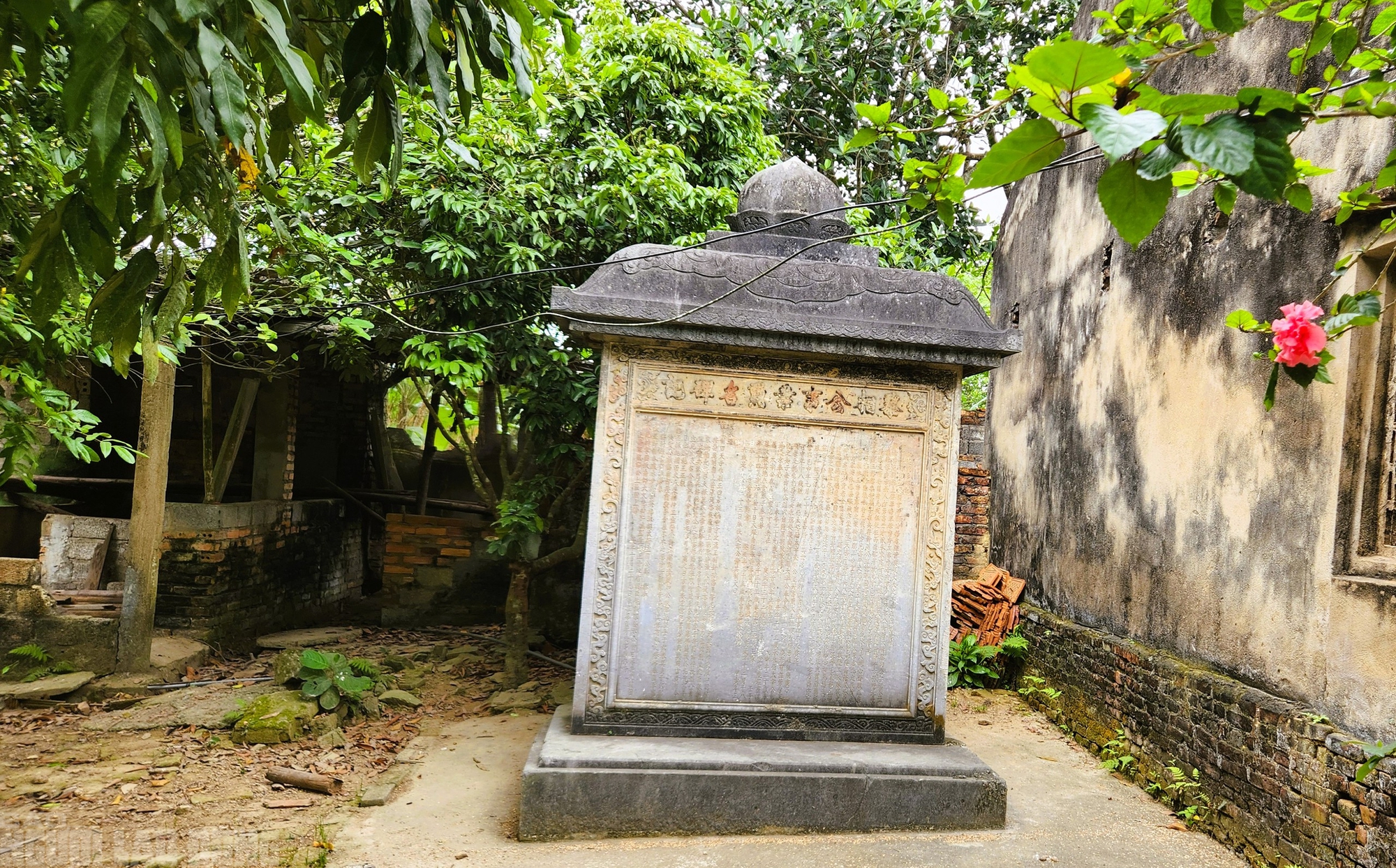 Bia cổ hơn 300 năm ở Thanh Hóa thành tường rào nhà dân - Ảnh 10.