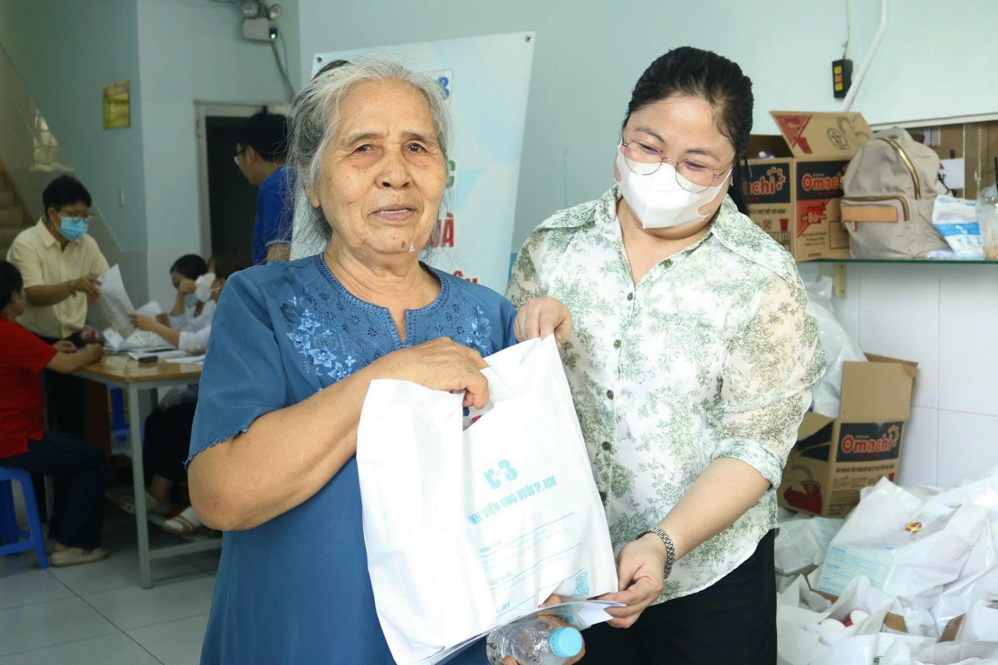 Hàng ngàn người dân TP.HCM hào hứng đi khám sức khỏe miễn phí 2 Hàng ngàn người dân TP.HCM hào hứng đi khám sức khỏe miễn phí - Ảnh 2.