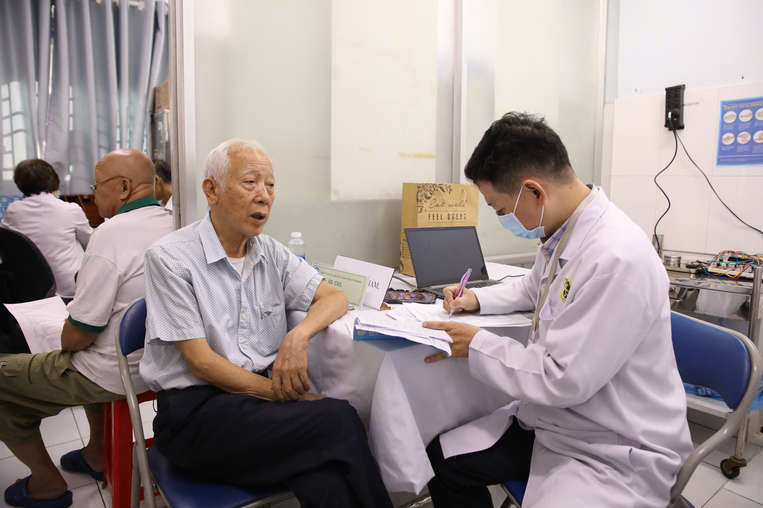 Hàng ngàn người dân TP.HCM hào hứng đi khám sức khỏe miễn phí 4 Hàng ngàn người dân TP.HCM hào hứng đi khám sức khỏe miễn phí - Ảnh 4.