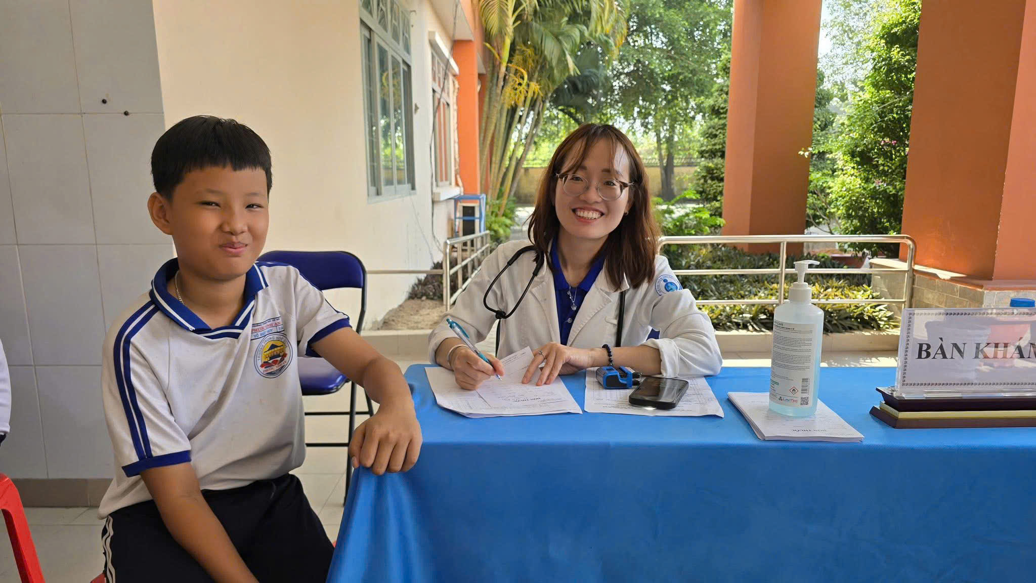 Hàng ngàn người dân TP.HCM hào hứng đi khám sức khỏe miễn phí 5 Hàng ngàn người dân TP.HCM hào hứng đi khám sức khỏe miễn phí - Ảnh 5.