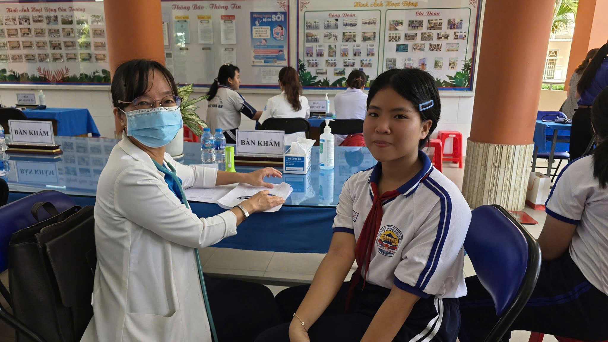 Hàng ngàn người dân TP.HCM hào hứng đi khám sức khỏe miễn phí 6 Hàng ngàn người dân TP.HCM hào hứng đi khám sức khỏe miễn phí - Ảnh 6.