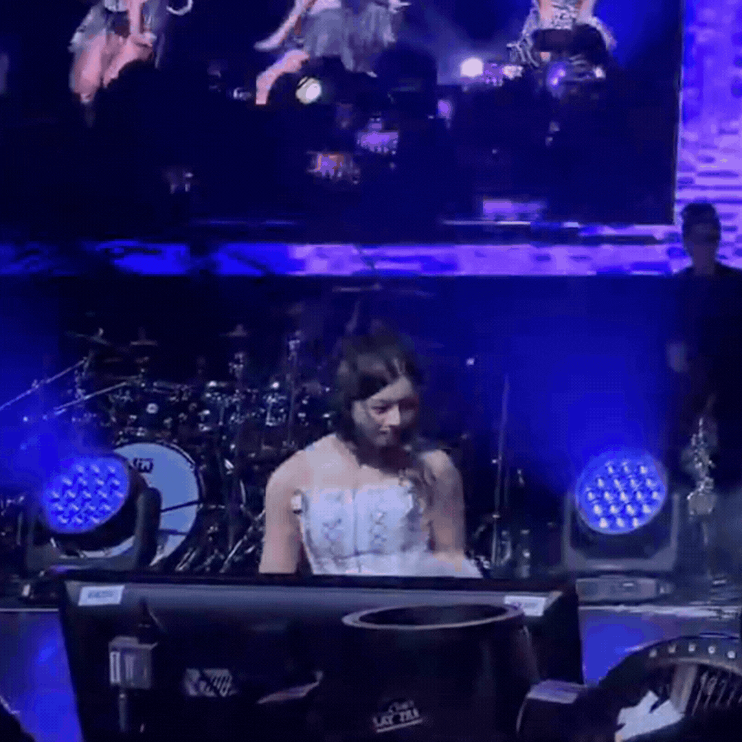 Cú ngã điếng người của đệ nhất mỹ nhân showbiz, vừa đau vừa ngại mà sao vẫn xinh mê hồn!- Ảnh 2.