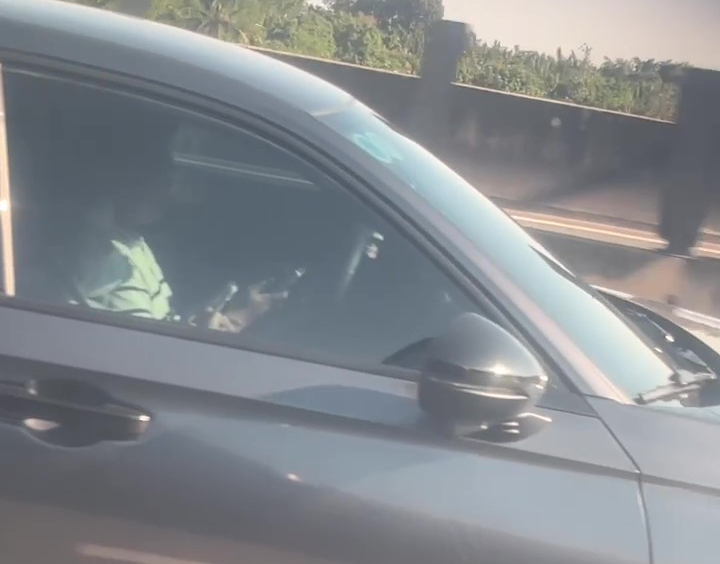 CSGT ngồi trên ô tô ‘hóa trang’ ghi hình xử lý tài xế dùng điện thoại khi lái xe trên cao tốc 2 CSGT ngồi trên ô tô ‘hóa trang’ ghi hình xử lý tài xế dùng điện thoại khi lái xe trên cao tốc - Ảnh 2.