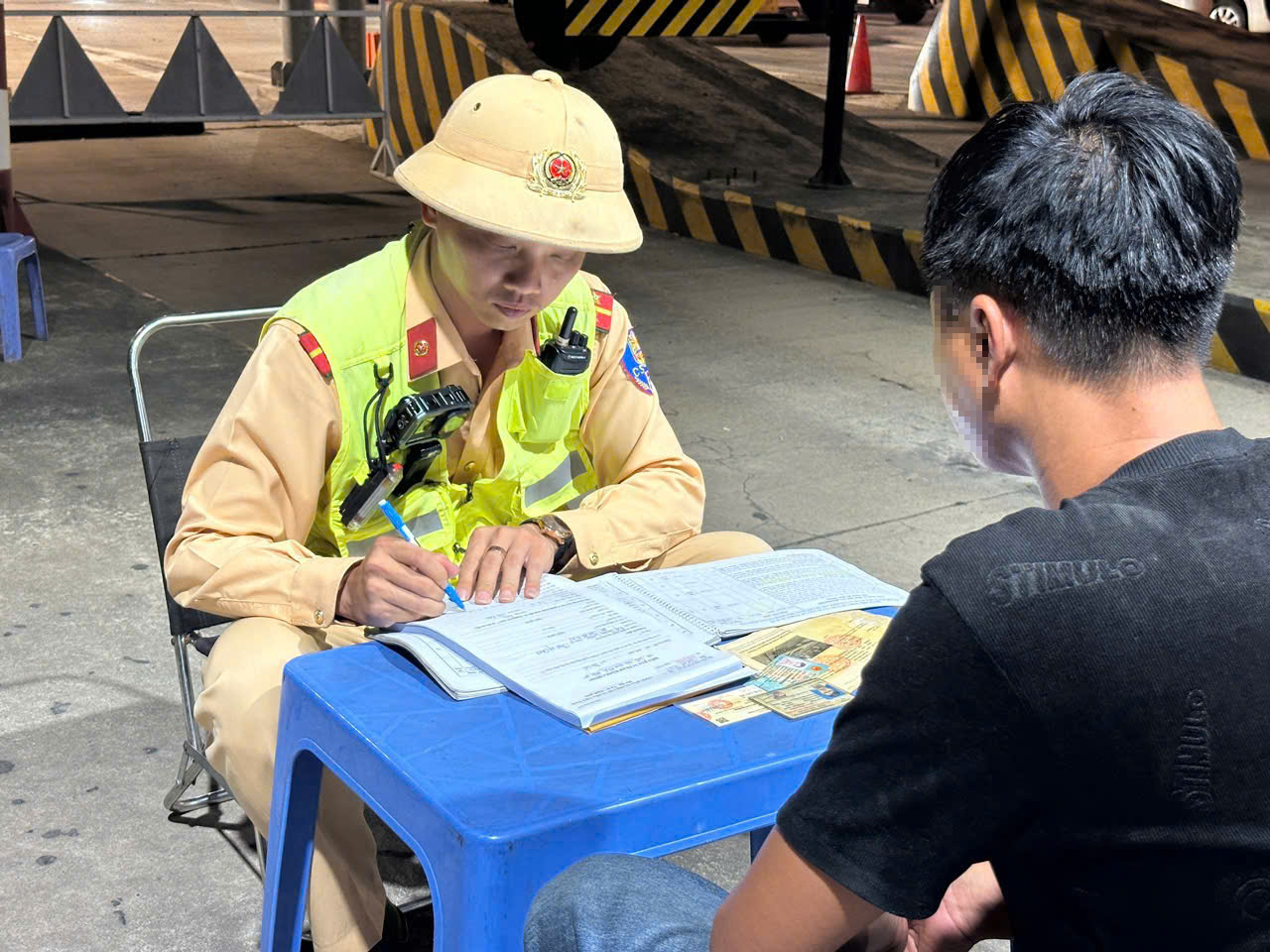 CSGT ngồi trên ô tô ‘hóa trang’ ghi hình xử lý tài xế dùng điện thoại khi lái xe trên cao tốc 3 CSGT ngồi trên ô tô ‘hóa trang’ ghi hình xử lý tài xế dùng điện thoại khi lái xe trên cao tốc - Ảnh 3.