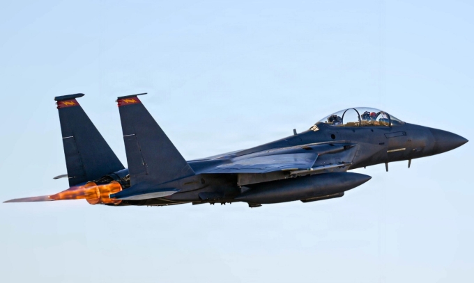 Tiêm kích F-15E Mỹ cất cánh tham gia chiến dịch Cơn thịnh nộ Kinh hoàng hôm 16/3. Ảnh: USAF