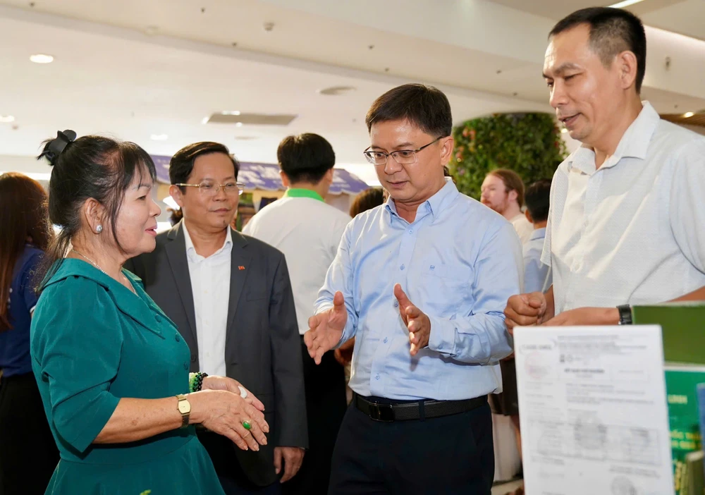 Ông Nguyễn Mạnh Cường, Ủy viên dự khuyết Trung ương Đảng, Phó Chủ tịch UBND TP.HCM tham quan lễ hội. Ảnh: BTC bao-nguoi-lao-dong-1.jpg