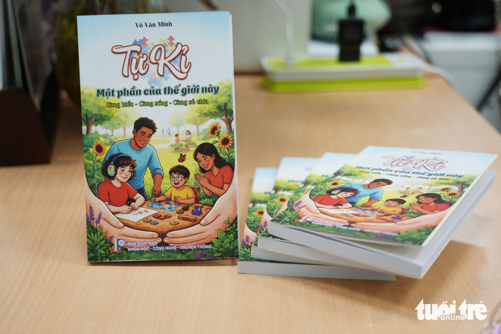 Gia đình có trẻ tự kỷ phải ‘giao tiếp’ với xã hội bằng nhiều ánh mắt - Ảnh 2.