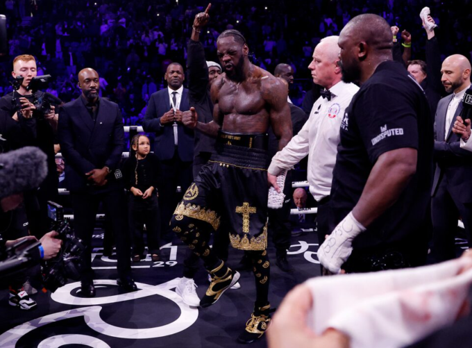 Deontay Wilder ăn mừng sau khi được công bố chiến thắng. Ảnh: Reuters