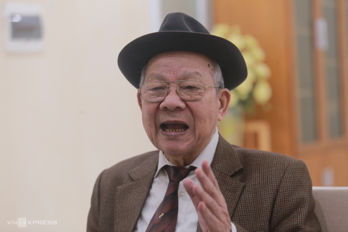 Ông Lê Văn Sử nhớ lại ký ức về Bắc Hưng Hải. Ảnh: Gia Chính