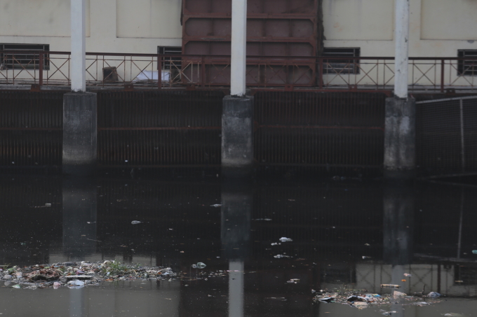 Dòng nước đen kịt, đặc quánh ở cửa trạm bơm Bình Lâu, Hải Phòng. Ảnh: Gia Chính