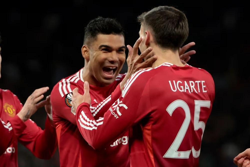 Bộ đôi tiền vệ Casemiro và Ugarte cũng nhiều khả năng chia tay MU. ẢNH: MIRROR/GETTY mu-casemiro.jpg