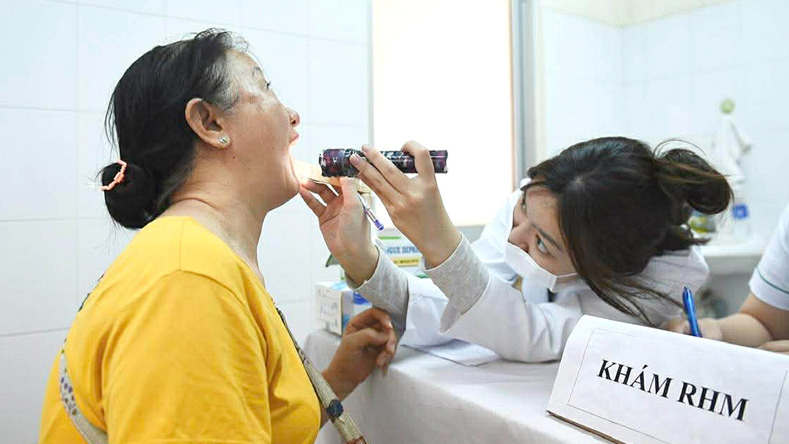 Người dân TP.HCM đi khám sức khỏe miễn phí: Nhiều người phát hiện bệnh - Ảnh 2.