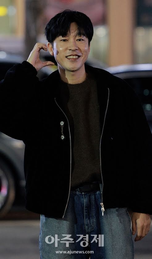 Chẳng ai ngờ nam diễn viên xấu nhất Squid Game ngoài đời lại đẹp thế này: Đổi mỗi kiểu tóc mà như thay đầu- Ảnh 5.