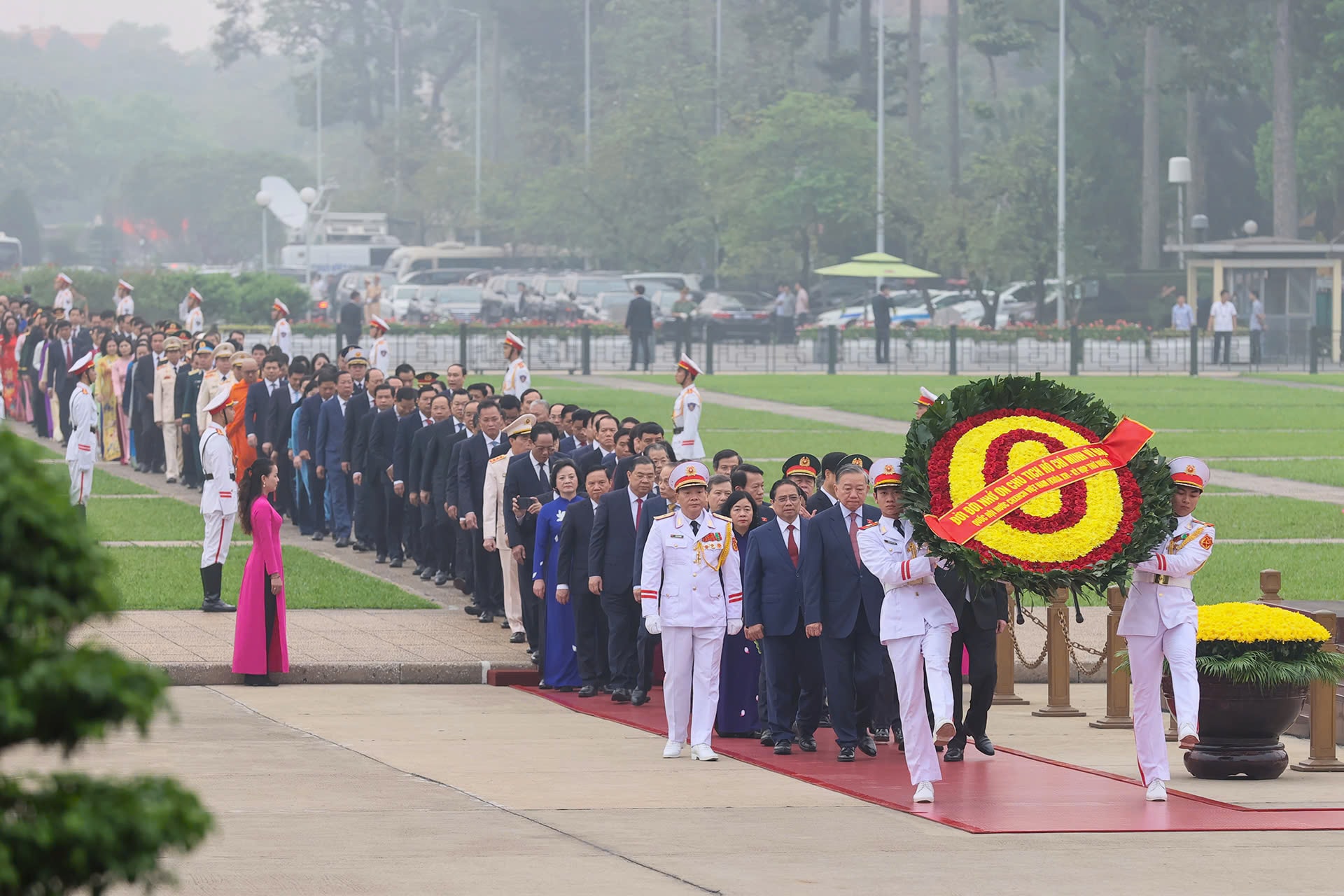 Lãnh đạo vào Lăng viếng Chủ tịch Hồ Chí Minh trước Kỳ họp Quốc hội 2026 - Ảnh 2.
