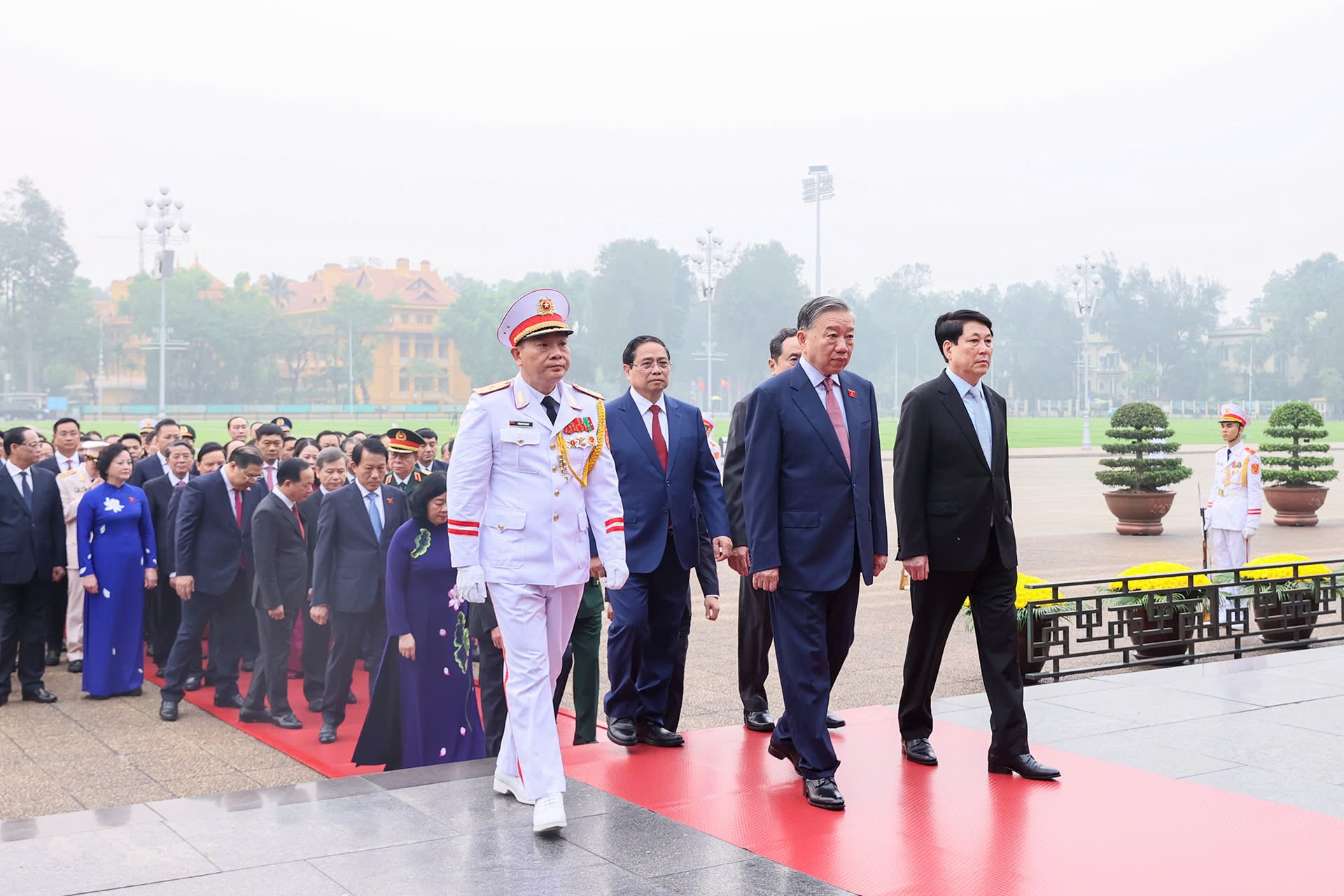 Lãnh đạo vào Lăng viếng Chủ tịch Hồ Chí Minh trước Kỳ họp Quốc hội 2026 - Ảnh 4.