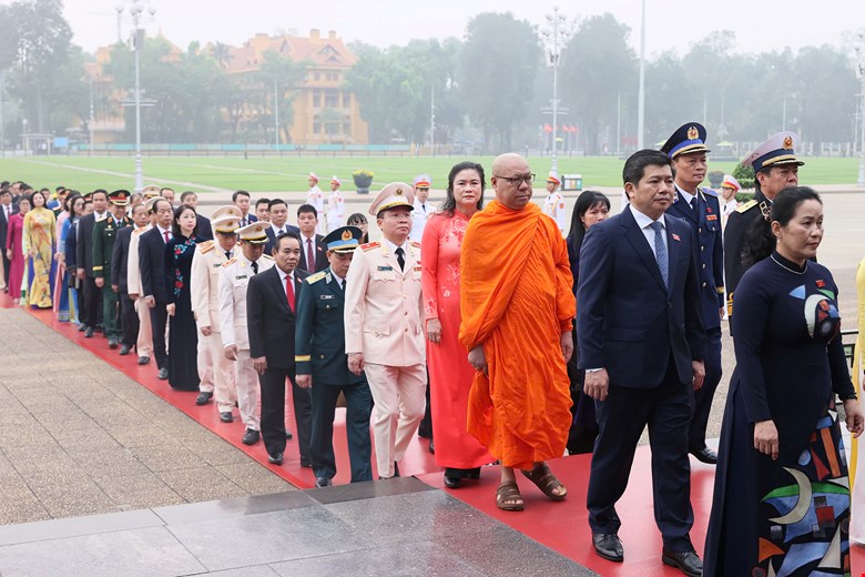 Lãnh đạo vào Lăng viếng Chủ tịch Hồ Chí Minh trước Kỳ họp Quốc hội 2026 - Ảnh 8.