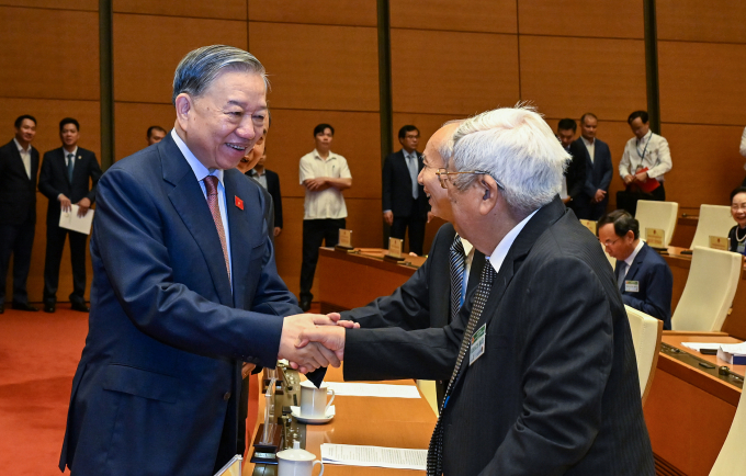 Tổng Bí thư Tô Lăm thăm hỏi các khách mời dự phiên khai mạc. Ảnh: Hoàng Phong