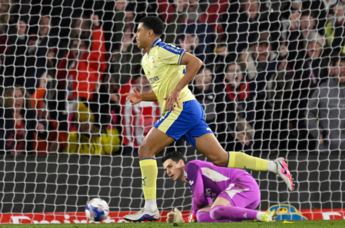 Shea Charles ăn mừng sau khi ghi bàn ấn định chiến thắng 2-1. Ảnh: Reuters