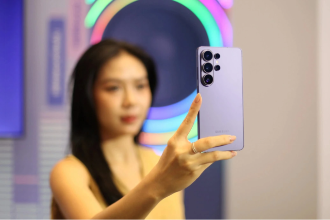 Galaxy S26 Ultra kích thước lớn, phù hợp người dùng yêu cầu cao về công nghệ, phục vụ công việc. Ảnh: Samsung