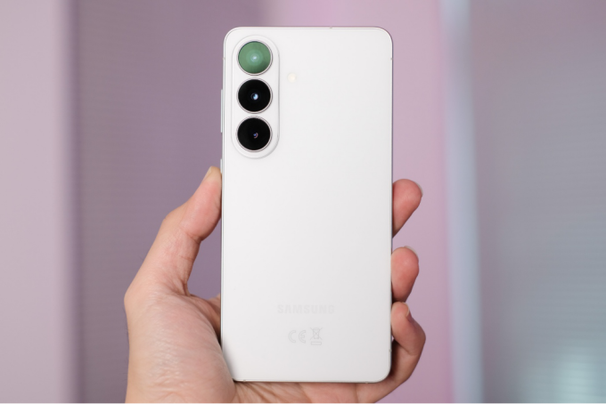 Galaxy S26 thiết kế gọn nhẹ, dễ cầm nắm, thao tác một tay. Ảnh: Samsung