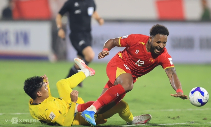 Nguyễn Xuân Son bị phạm lỗi trong trận Việt Nam hạ Malaysia trên sân Thiên Trường, phường Nam Định, tỉnh Ninh Bình tối 31/3/2026. Ảnh: Đức Đồng