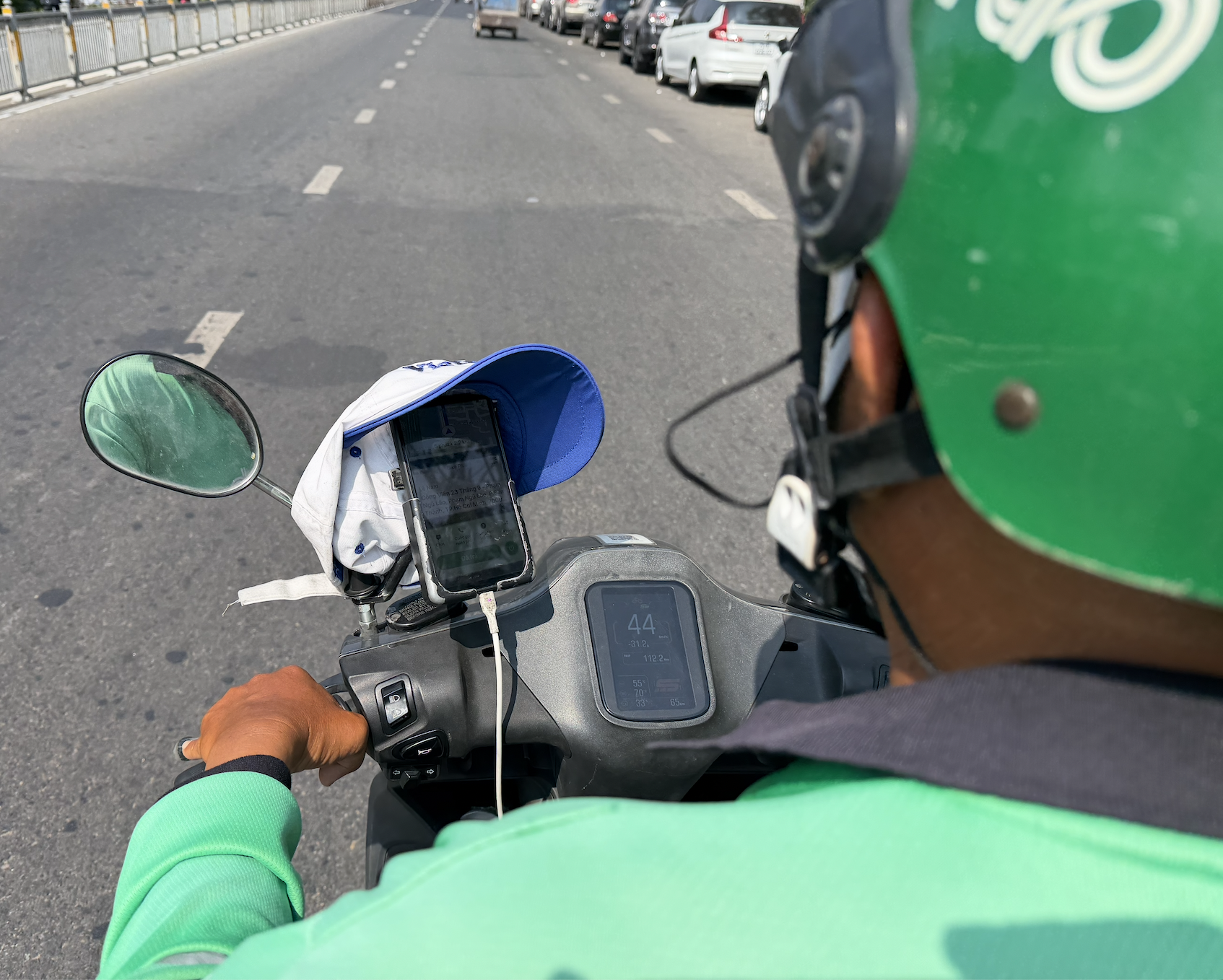 Tài xế, giao hàng căng mình chống chọi nắng nóng - Ảnh 2.