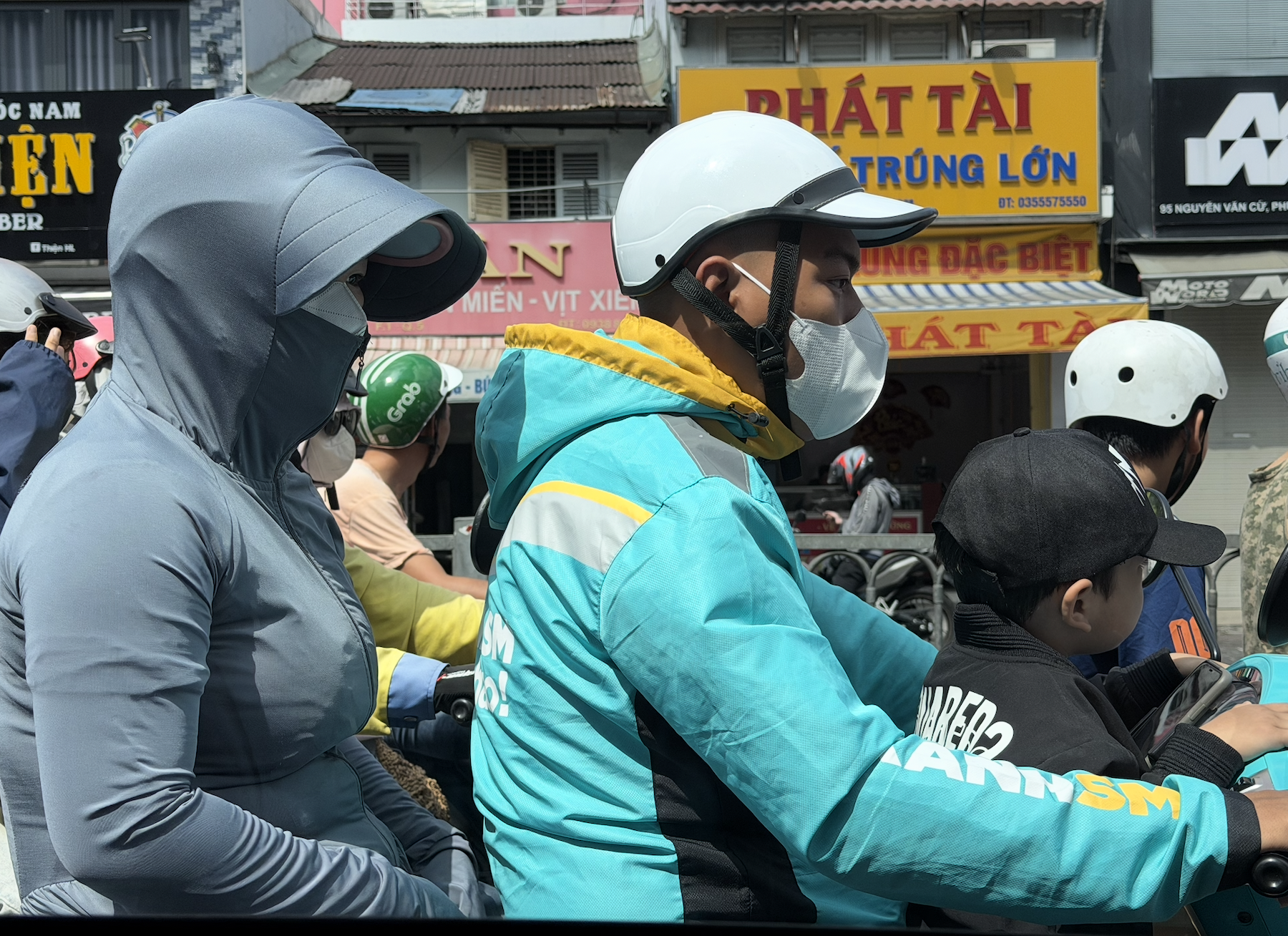 Tài xế, giao hàng căng mình chống chọi nắng nóng - Ảnh 4.