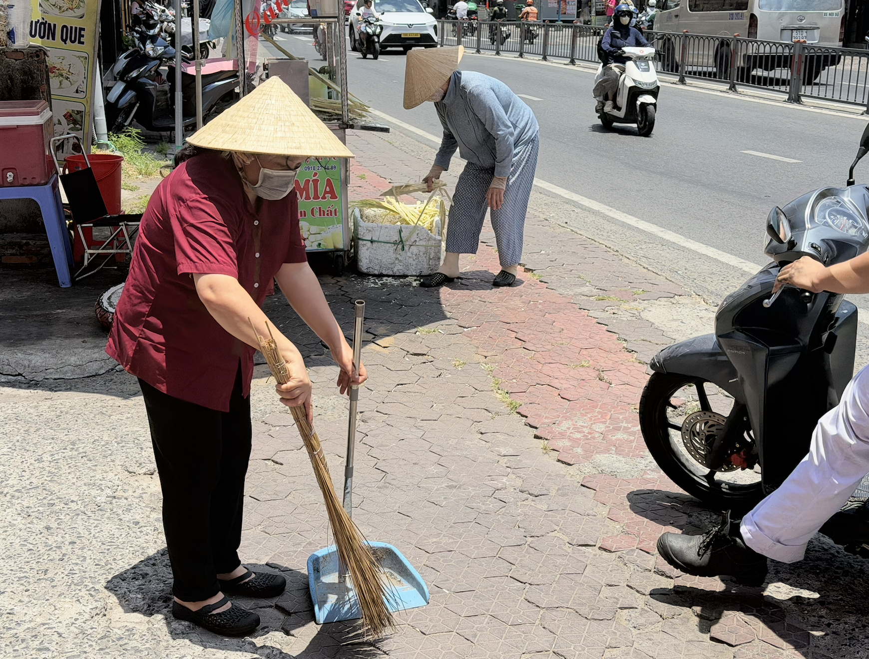 Tài xế, giao hàng căng mình chống chọi nắng nóng - Ảnh 7.