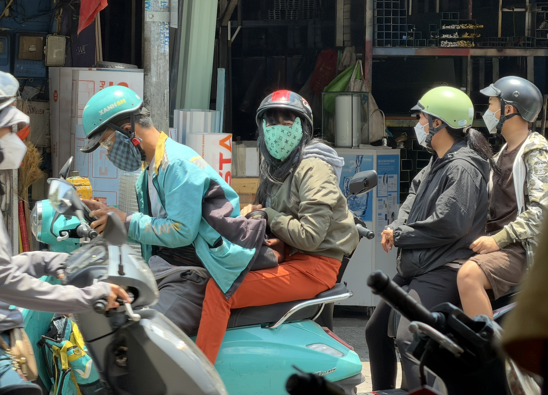 Tài xế, giao hàng căng mình chống chọi nắng nóng - Ảnh 8.