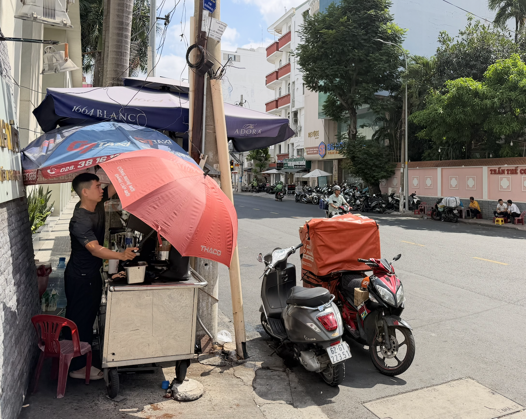 Tài xế, giao hàng căng mình chống chọi nắng nóng - Ảnh 9.