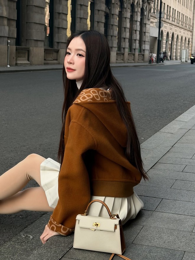 Diện chân váy xếp ly để nàng luôn cuốn hút mỗi ngày- Ảnh 2. Diện chân váy xếp ly để nàng luôn cuốn hút mỗi ngày- Ảnh 2.