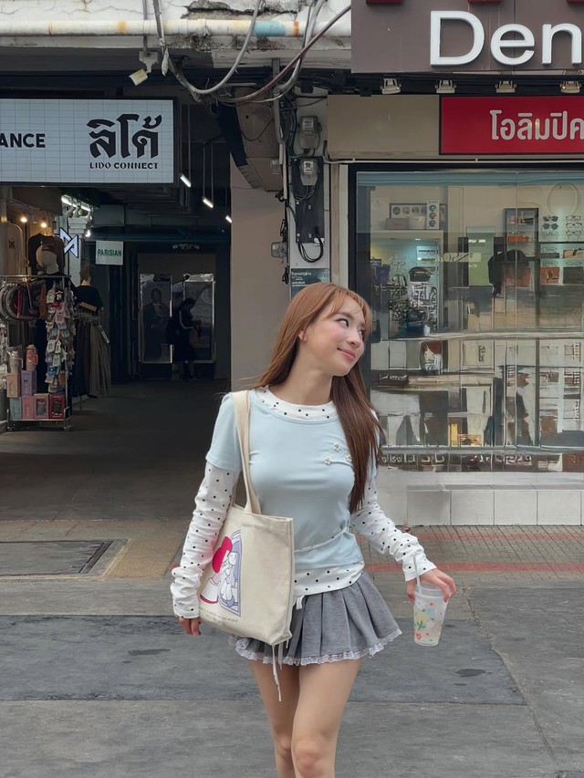 Diện chân váy xếp ly để nàng luôn cuốn hút mỗi ngày- Ảnh 3. Diện chân váy xếp ly để nàng luôn cuốn hút mỗi ngày- Ảnh 3.