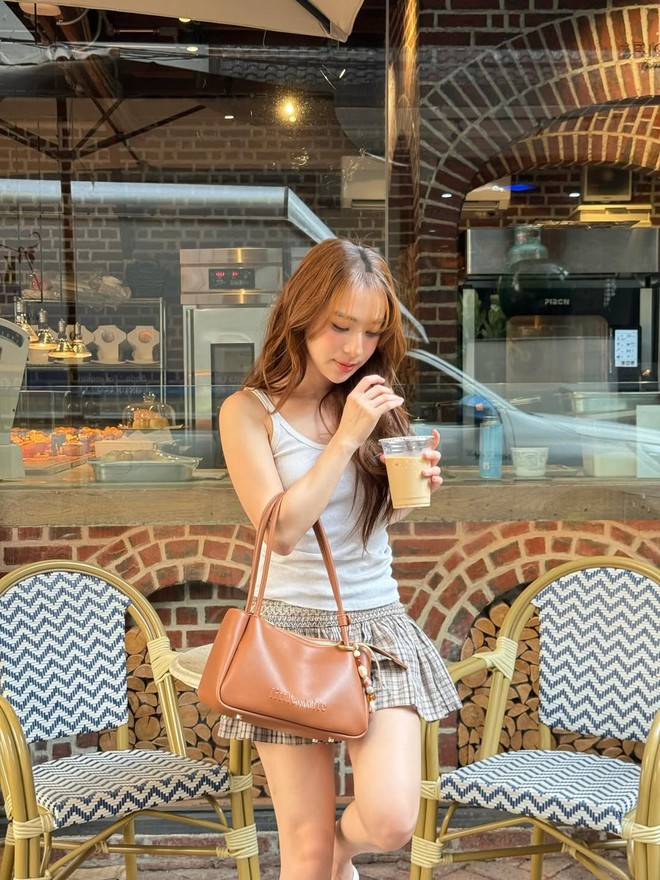 Diện chân váy xếp ly để nàng luôn cuốn hút mỗi ngày- Ảnh 4. Diện chân váy xếp ly để nàng luôn cuốn hút mỗi ngày- Ảnh 4.