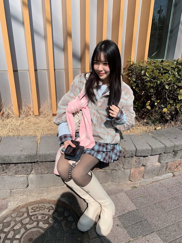 Diện chân váy xếp ly để nàng luôn cuốn hút mỗi ngày- Ảnh 6. Diện chân váy xếp ly để nàng luôn cuốn hút mỗi ngày- Ảnh 6.