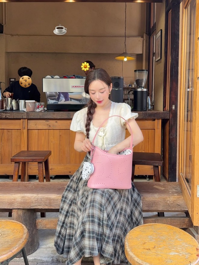 Diện chân váy xếp ly để nàng luôn cuốn hút mỗi ngày- Ảnh 8. Diện chân váy xếp ly để nàng luôn cuốn hút mỗi ngày- Ảnh 8.