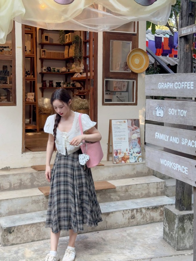 Diện chân váy xếp ly để nàng luôn cuốn hút mỗi ngày- Ảnh 9. Diện chân váy xếp ly để nàng luôn cuốn hút mỗi ngày- Ảnh 9.