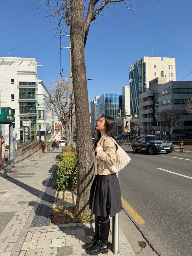 Diện chân váy xếp ly để nàng luôn cuốn hút mỗi ngày- Ảnh 10. Diện chân váy xếp ly để nàng luôn cuốn hút mỗi ngày- Ảnh 10.