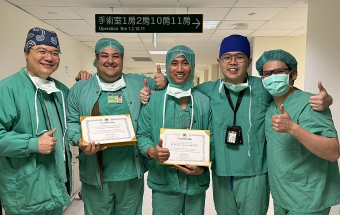 Bác sĩ Tiến (ở giữa) khi tham gia khóa học tại Đài Loan cùng các đồng nghiệp nước ngoài, tháng 2/2026. Ảnh: Bác sĩ cung cấp