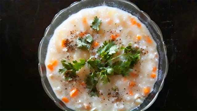 Cháo nấm rơm thịt băm thêm cà rốt vào khiến bát cháo hấp dẫn hơn.