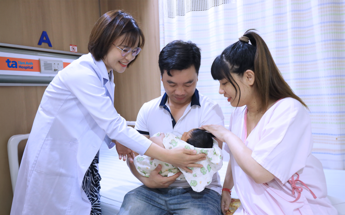 ThS.BS Nguyễn Thị Thủy, IVF Tâm Anh TP HCM, thăm mẹ con chị Hơn sau 3 ngày sinh. Ảnh: Nguyệt Nhi