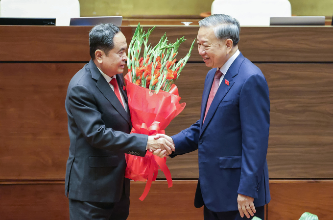 Tổng Bí thư Tô Lâm tặng hoa chúc mừng Chủ tịch Quốc hội Trần Thanh Mẫn. Ảnh: Hoàng Phong