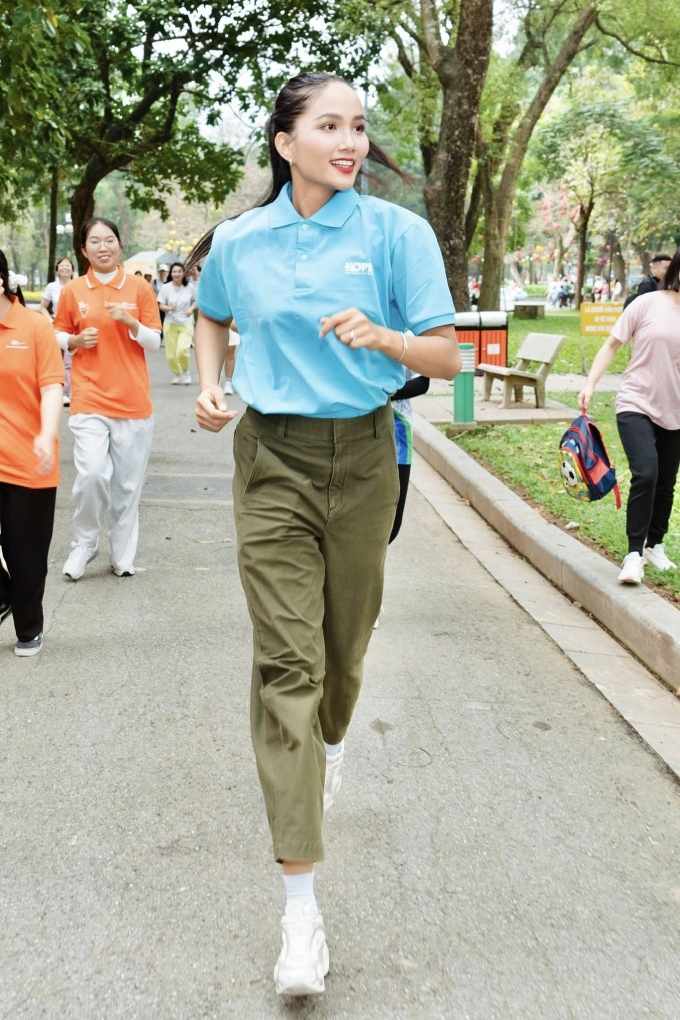 HHen Niê tham gia lễ phát động giải chạy vào sáng 1/3 ở Hà Nội.