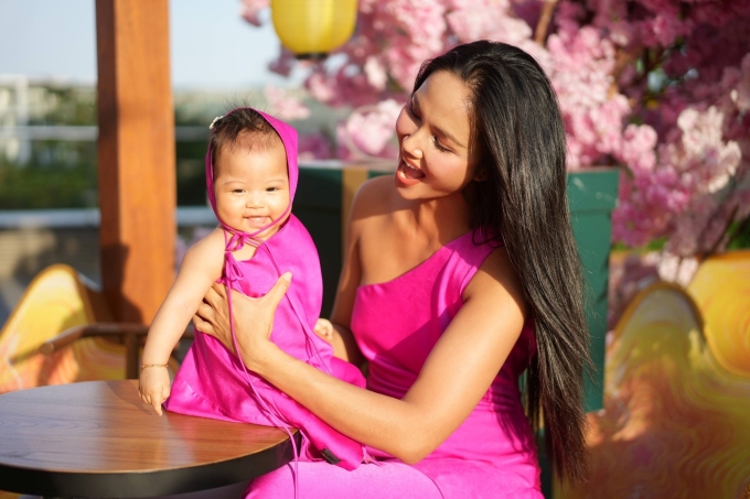 HHen Niê và con gái Harley chụp ảnh dịp Tết Bính Ngọ. Ảnh: Nhân vật cung cấp