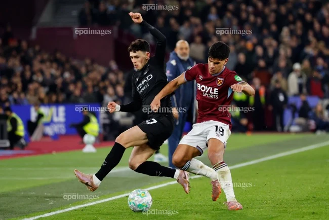 Tiền vệ trẻ Mateus Fernandes chơi nổi bật trong màu áo West Ham. Ảnh: EPA. bruno-fernandes-gay-suc-ep-cho-mu-mua-sieu-tien-ve (1).jpg