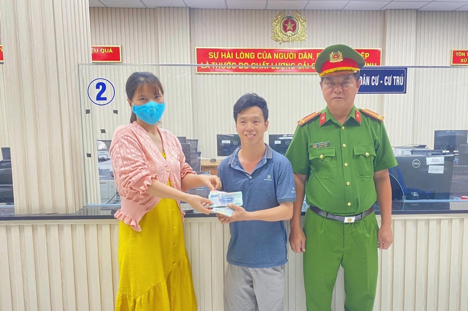 Khen thưởng Công an xã Xuân Thới Sơn khám phá 3 vụ án chỉ trong 24 giờ - Ảnh 3.