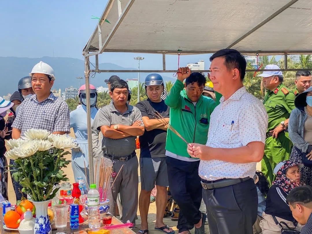 Vụ nam sinh lớp 12 mất tích khi tắm biển ở Quy Nhơn: Ngư dân đưa tàu cá thả lưới tìm kiếm, gia đình ngã quỵ trông ngóng tin con- Ảnh 2.